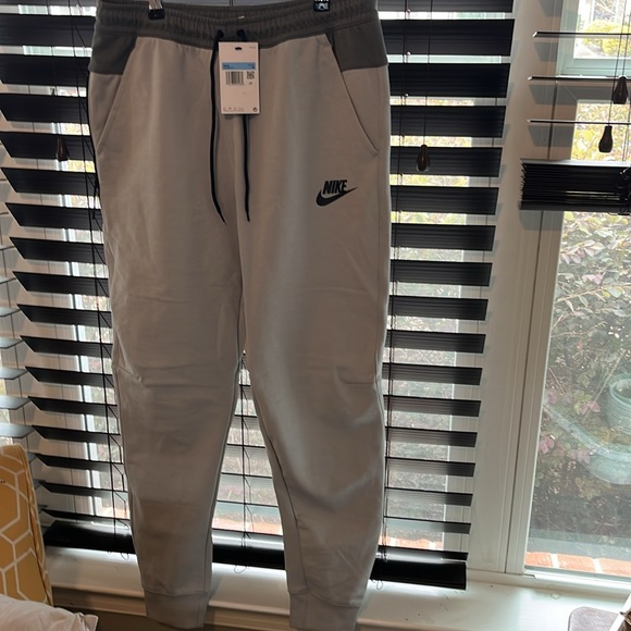 New!! NIKE Men’s Medium Joggers; slim fit taper Leg regular length. - Picture 2 of 4